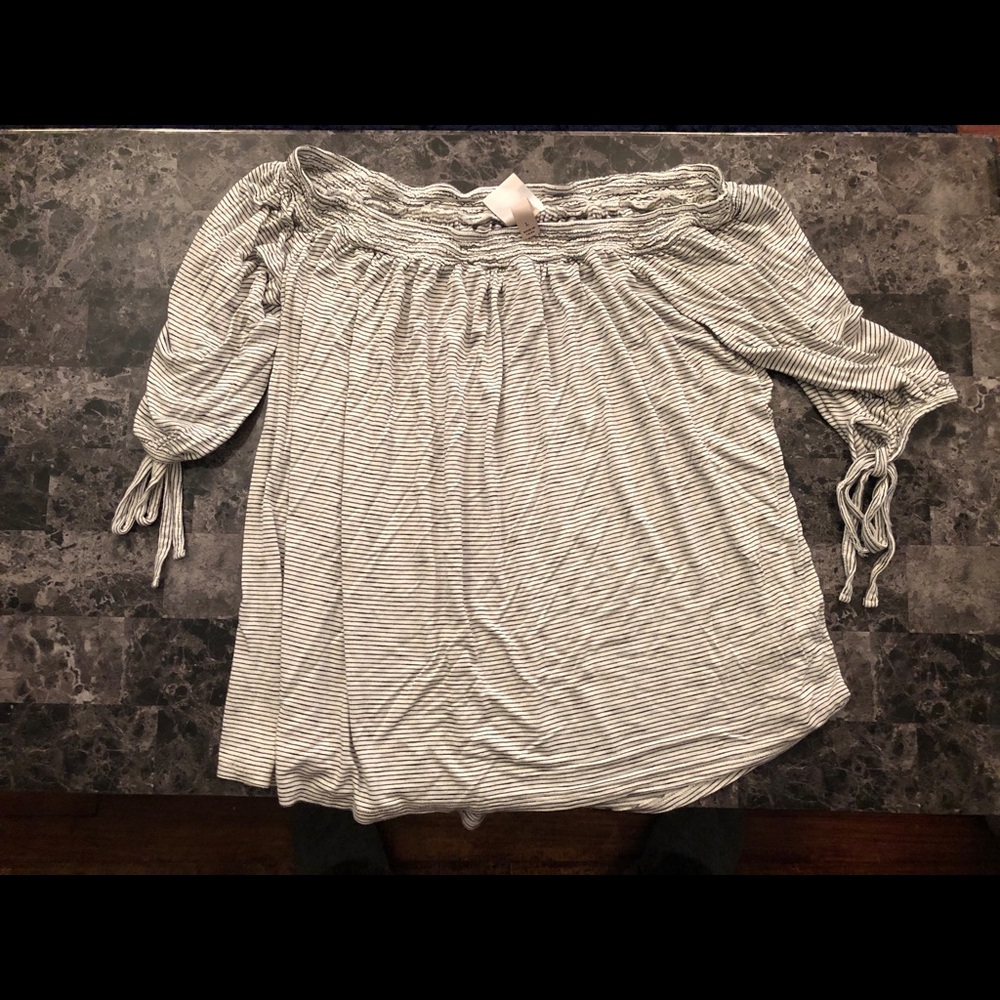 Black & White off the shoulder shirt (L)